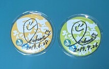 【レア】女子プロゴルファー吉本ここね2019年サイン入り缶バッチ(色違い)2枚セット_画像1