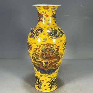 旧家蔵出 古玩 老磁器大清雍正年製黄釉五彩龍紋賞瓶 1390