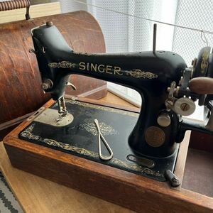 SINGER античный швейная машина из дерева в кейсе Англия производства рука вокруг . швейная машина античный швейная машина 