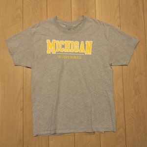 USA古着卸 Lサイズ Champion NCAA チャンピオン ミシガン大学 ウルヴァリンズ フットボール 文字ロゴ プリント Tシャツ 