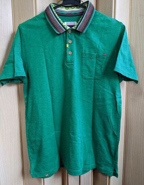 フォークロア調のグリーンの 半袖ポロシャツ