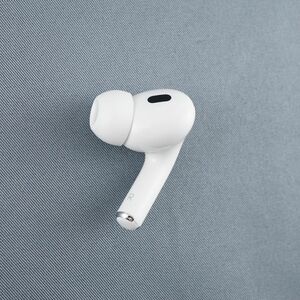 Apple AirPods Pro 第二世代 右イヤホンのみ USED美品 エアーポッズ プロ R 片耳 右耳 A2698 MQD83J/A Lightning 完動品 即日発送 V0026