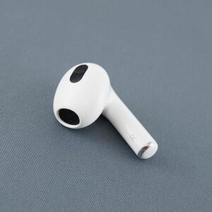 Apple AirPods 第三世代 右イヤホンのみ USED美品 R 片耳 右耳 A2565 ワイヤレスイヤホン 耐汗 耐水 MME73J/A 完動品 中古 V0197