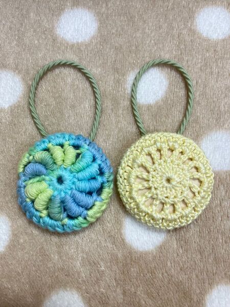 ハンドメイド レース編みヘアゴム39(左)グリーン系コイル編み&(右)イエロー系