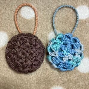 ハンドメイド　レース編みヘアゴム16 （左）ブラウンリフ編み＆（右）ブルー系お花