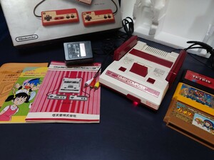 任天堂 AV仕様ファミコン 前期 本体美品！白 ファミコン 説明書 シリアル不一致 アダプタ 箱 ソフト3本 スイッチ・オンで光る Nintendo