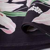 【浴衣反物】NO.5-07 安心の日本製 新品【桜七軒】黒紫色 変わり織り 送料込！_画像4