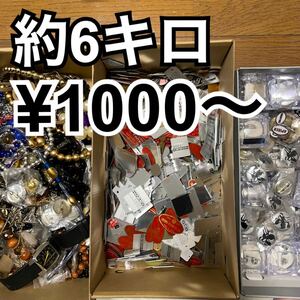 1000円〜 a105 大量 総重量約6キロ アクセサリー雑貨屋等まとめ売 指輪 ネックレス 時計 ブローチプレート等セット