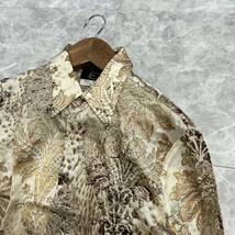 YY ■ 良品 イタリア製 '高級感溢れる' JUST CAVALLI ジャストカヴァリ 長袖 SILK 総柄 ボタンシャツ size50 メンズ 紳士服 トップス _画像3