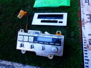 Y30 ② グロリア ハードトップ 28D SGL　ラジオ　カセット　操作盤　スイッチパネル　　LD28 PY30 KY30 MY30 HY30 NY30 セドリック