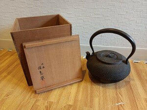 nn0202 127 龍文道 造 鉄瓶 急須 中古 現状品 当時物 鉄器 茶器 金属工芸 湯沸かし 煎茶道具 茶道具 在銘 重量1676g 共箱付き