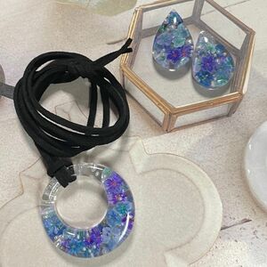 ★おそろい★ ネックレスとピアスorイヤリング　ハンドメイド　レジン　ペンダント　クリア×レースフラワー