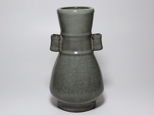 中国伝統工芸品陶器.薄い青磁色の耳付きの花瓶.無傷。