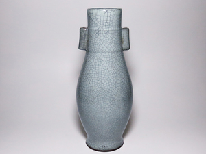 中国伝統工芸品陶器.薄い青色の耳付きの花瓶.高台に一つ傷みあります。