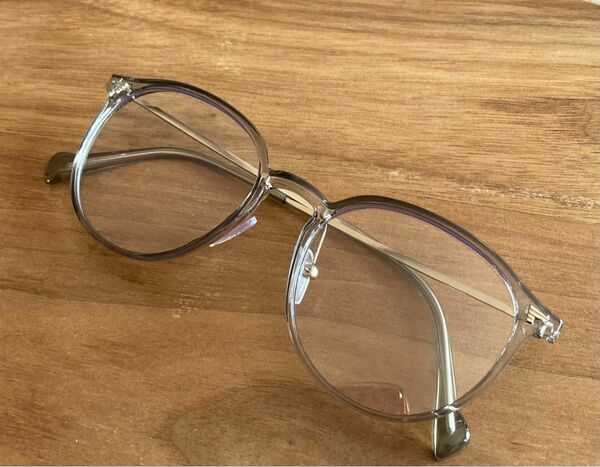 透明グレー　色が変わる調光サングラス丸型　眼鏡 フォトクロミックレンズ ほこり防止 ノーズパッド付き ユニセックス 