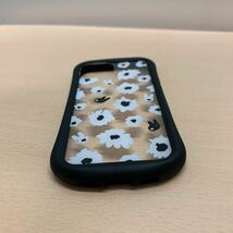 y051427m グルマンディーズ リサとガスパール iPhone13 mini / 12 mini ハイブリッドクリアケース 花柄_画像4