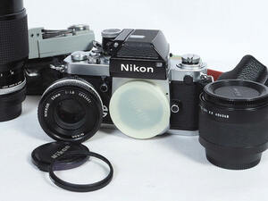 ●Nikon ニコン F2（良好美品） ニコンレンズ50mm 1:1.8 パンケーキ 単焦点レンズ 80~200mm 1:4.5 ニコン テレコンTC-2ストロボBC-701