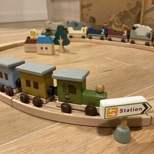 ナチュラル　知育トーイ知育玩具　木製トレインセット　Animal train KINDER SPIFL プラレール