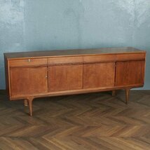 [72158]イギリス TIMES FURNISHING ヴィンテージ ロング サイドボード 鍵付 チーク リビング カップ ボード 脚付 キャビネット 食器棚_画像1