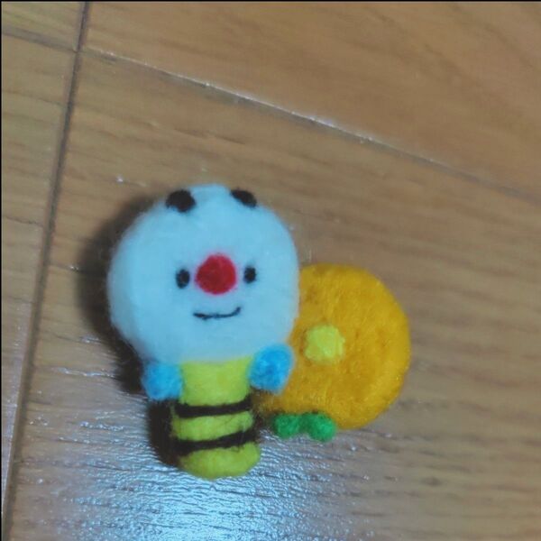 ハンドメイド 羊毛フェルト ブローチ オレンジお花とミツバチ