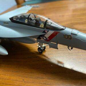 製作品！1/72アカデミー F/A-18F バウティーハンターズ　未組み付け部品同梱します。