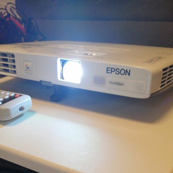 超薄型軽量 高照度 エプソン プロジェクター お買い得品 動作良好 EPSON Offrio EB-1770W 1761W