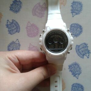 腕時計　時計　デジタル　ホワイト　白　ダイソー　プチプラ