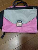 ●FURLA　フルラ　軽いナイロン　ショルダーバック　ブラック＆ピンク　取り外してクラッチバックにも　旅行にピッタリ　斜めがけ_画像6