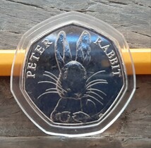 英国のコインPeter Rabbit ビアトリクス・ポター ピーターラビット 2016イギリス 50ペンスカプセル付き エリザベス女王 ウサギデザイン_画像1