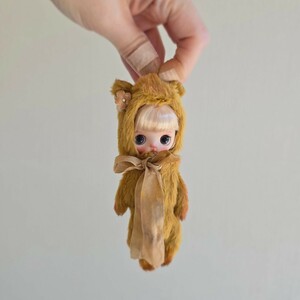 *miumoe*③ small Chan. coming out ..... san.. teddy bear. Petite Blythe size.. cartoon-character costume light blue ribbon & baby's bib 