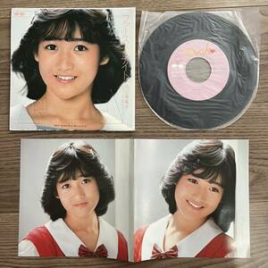 【見本盤 7インチ】 岡田有希子 / ファースト・デイト 美盤 レコード 卓上ディスプレイ用変形ジャケ シングルEP盤! 竹内まりや 作詞作曲!