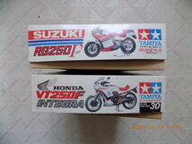 TAMIYA 1/12 MOTORCYCLE SERIES SUZUKI RG250Γ with FULL OPTIONS (NO.29) & HONDA VT250F INTEGRA (NO.30)_画像3