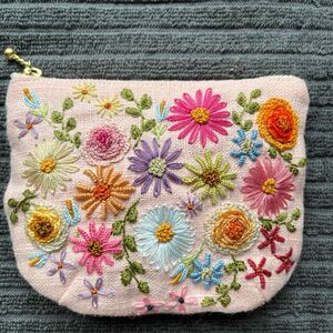 ポーチ　小銭入れ　アクセサリー　キーケース　小物入れ☆リネン（麻）ピンク　たくさんの花の手刺繍☆ハンドメイド