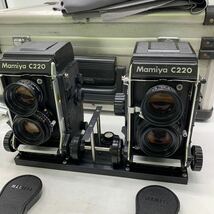 6-4-81■ MAMIYA C-220 SEKOR S 80mm f2.8 マミヤ 二眼レフ 2台接続 ツイン 専用ボックス入 フィルムACROS 6箱 付属品 動作未確認 現状品_画像4