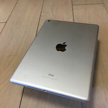 569)Apple iPad 第5世代 WiFi 32GB シルバー 9.7インチ Retina A9/2GB/32GB MP2G2J/A（140569）_画像2
