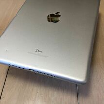 569)Apple iPad 第5世代 WiFi 32GB シルバー 9.7インチ Retina A9/2GB/32GB MP2G2J/A（140569）_画像3