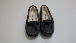 G889 展示未使用品 MINNETONKA モカシン CALLY SLIPPER ミネトンカ キャリー スリッパ レディース グレー US/6M JP/23.5cm 靴 シューズ