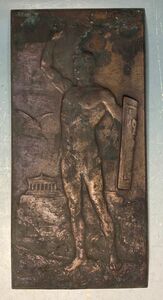 【模作】T.S.Sailo「レリーフ　盾を持つ男性像」 銅板 彫刻 置物 ブロンズ 骨董 古美術 インテリア 高41.8×径20.1cm 在銘 y22302500