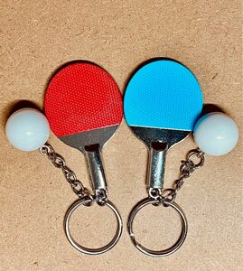 カラフルな卓球のラケットとピン球のキーホルダー（2色セット・レッド、ブルー）