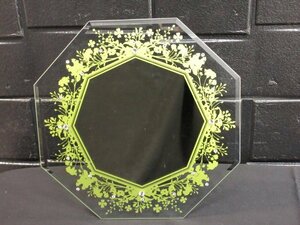 m5955　美品　鏡　ミラー　八角形の鏡　立てかけ式　ラインストーン　ガラス製　横幅約28cm　直径最大約30cm　金色の模様　草花模様？