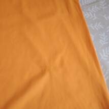 アンダーアーマー　半袖シャツ　サイズＭ　ヒートギア（酷暑対策ウエア）超ストレッチ　やや光沢オレンジ色　しなやか　速乾超薄手生地_画像10