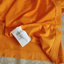 アンダーアーマー　半袖シャツ　サイズＭ　ヒートギア（酷暑対策ウエア）超ストレッチ　やや光沢オレンジ色　しなやか　速乾超薄手生地_画像8