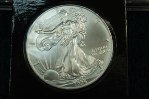 アメリカ　1 OZ FINE SILVER ～ ONE DOLLAR 1996 　1ドル　イーグル　純銀貨　認定書付き　未使用　レア　稀