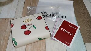 まきにゃん様専用！最終お値下げ！フォロー割200円可能。未使用品COACH二つ折り財布！さくらんぼ柄でとても可愛いです(**)