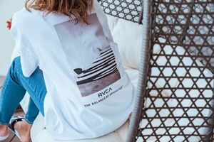 セール価格 新品紙タグ付き RVCA ルーカ AZUL by moussyコラボ半袖Tシャツ 男女兼用 バックプリント トップス 