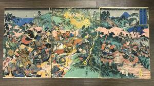 Art hand Auction EK0516-12◆Holzschnitt von Utagawa Sadatora, Schlacht von Ishibashiyama, Takatsuna Sasaki nennt sich Yoritomo und rennt durch die Taira-Streitkräfte, Triptychon, Krieger Malerei, je Stück ca. 26 x 37, 5 cm, Malerei, Ukiyo-e, Drucke, Kriegergemälde