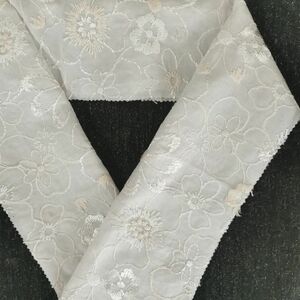 豪華刺繍半襟 3色の可憐な花 ホワイト 生成 木綿半襟 刺繍半衿