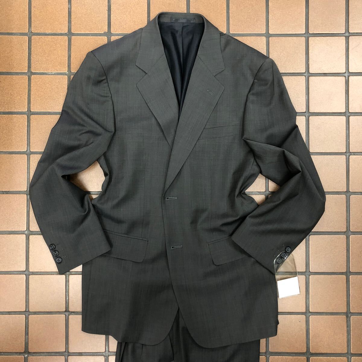 《激安》新品★タグ付き高級Christian Garets Paris2つボタンスーツセットアップ サイズA6 チャコールブラウン系《メッシュ軽量サラサラ》