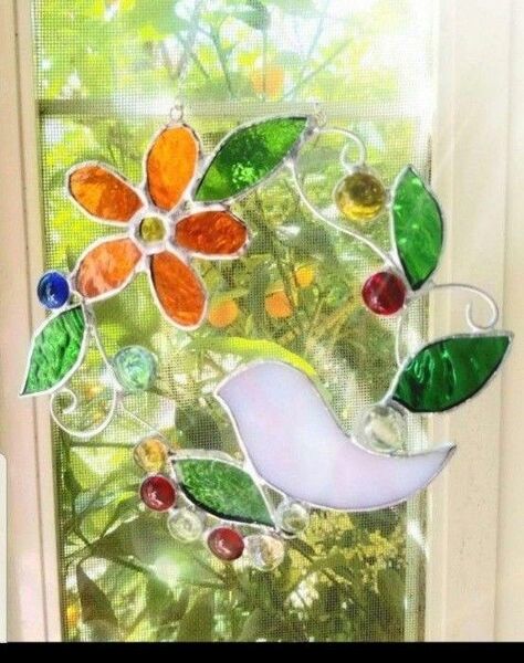 ステンドグラス ピンクの鳥とリーフのサンキャッチャー