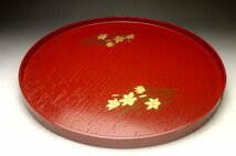 【余韻】 平安象彦 天然木製 朱塗 花文蒔絵付 丸盆★化粧箱 径：30.5cm＜同梱可＞_画像3